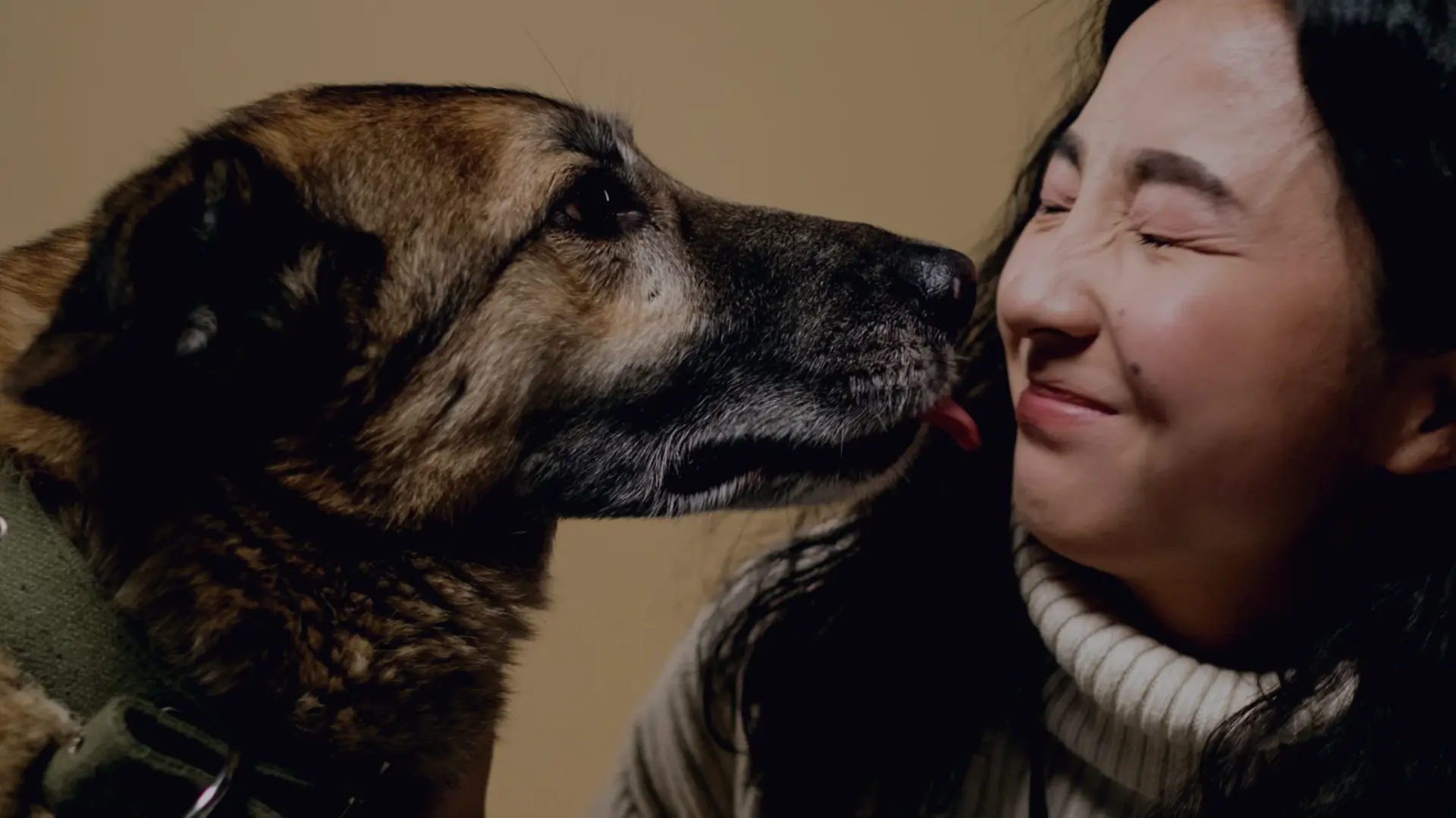 Mujer abrazando a su perro